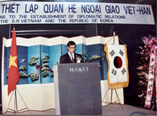 응우옌 푸 빈 초대 주한 베트남대사가 1992년 한국과 베트남 수교 행사에서 발언하고 있다. 응우옌 푸 빈 초대 주한 베트남 대사 제공