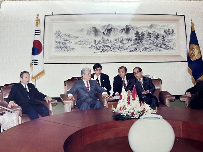 도 머이 전 베트남 공산당 서기장을 통역하는 응우옌 푸 빈 전 대사. 응우옌 푸 빈 초대 주한 베트남 대사 제공