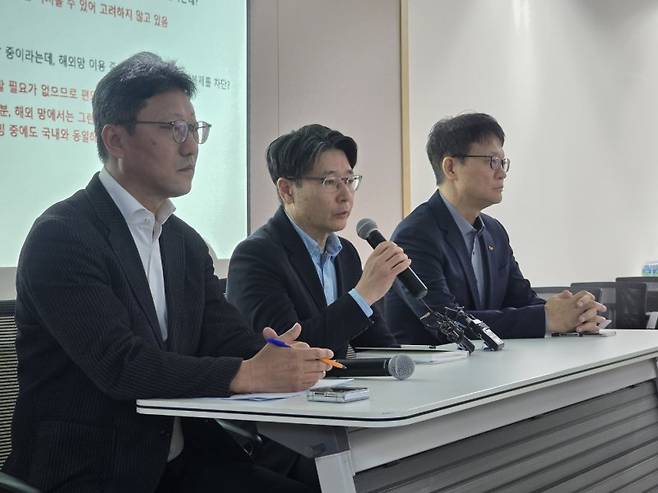 SK텔레콤이 서울시 중구에 위치한 삼화빌딩에서 해킹 사고 이후 수습 과정에 대해서 설명하는 브리핑을 열었다. (왼쪽부터)김희섭 PR센터장, 임봉호 MNO사업부장, 류정환 네트워크인프라센터장. 뉴시스 제공