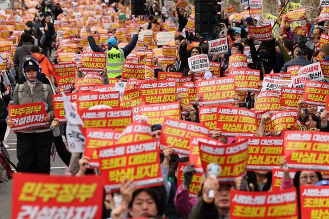 3일 오후 서울 서초구 대법원 인근에서 ‘법비에게 철퇴를! 조희대 대법원 박살내자’ 138차 전국집중 촛불대행진이 촛불행동 주최로 열려 참가자들이 구호를 외치며 손팻말을 들고 있다. 김영원 기자 forever@hani.co.kr