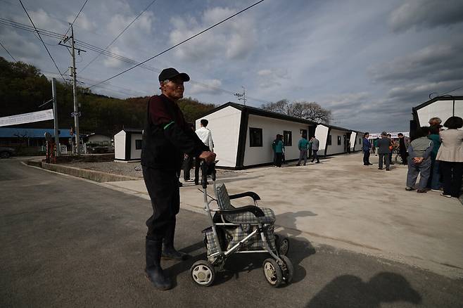 이곳에서 태어나 91년을 생활하신 김환년 어르신이 이동주택 들머리에 서 있다. 김 어르신이 태어난 집은 없어지고, 어머니와 함께했던 모든 추억 또한 사라졌다.