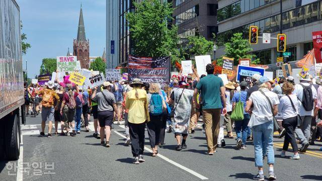 국제 노동절인 1일 미국 워싱턴 백악관 북동쪽 프랭클린공원 인근 도로를 반(反)트럼프 집회 참여자들이 행진하고 있다. 워싱턴=권경성 특파원