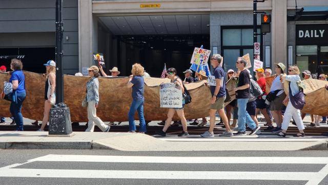 국제 노동절인 1일 미국 워싱턴 백악관 인근 도로를 반트럼프 집회 참여자들이 헌법 전문을 형상화한 대형 천을 들고 행진하고 있다. 워싱턴=권경성 특파원