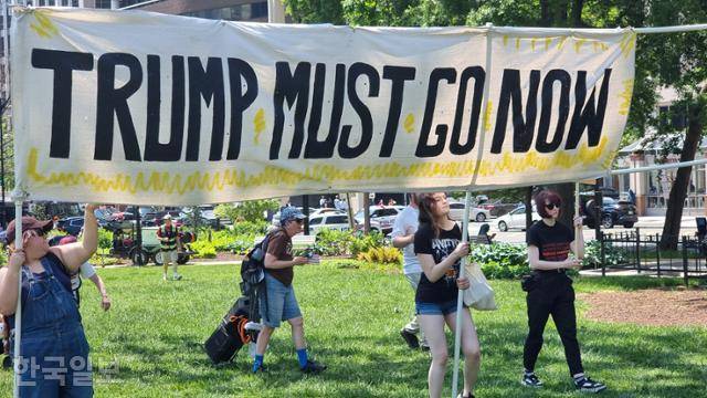 국제 노동절인 1일 미국 워싱턴 백악관 인근 프랭클린공원에서 반트럼프 집회 참여자들이 “트럼프는 당장 떠나야 한다” 플래카드를 들고 행진에 나서고 있다. 워싱턴=권경성 특파원
