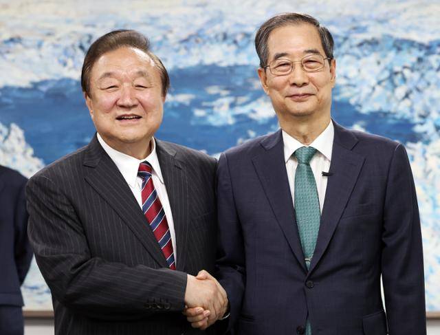 한덕수 전 국무총리가 3일 오후 서울 영등포구 헌정회에서 정대철 헌정회장을 예방하며 기념촬영을 하고 있다. 뉴스1