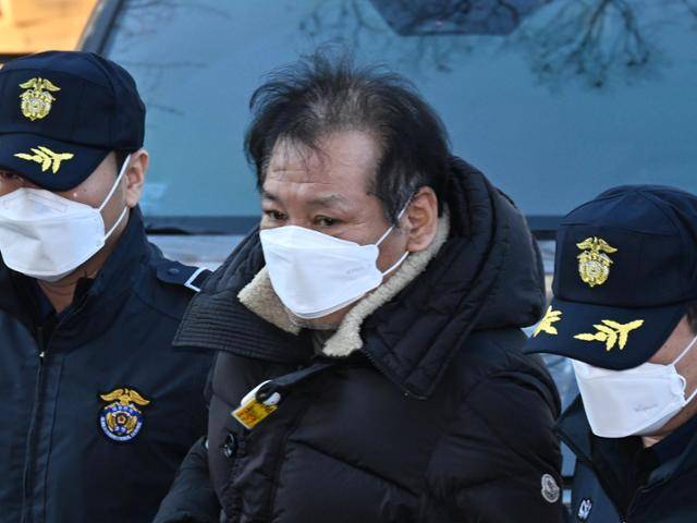 '건진법사' 전성배씨가 지난해 12월 19일 서울 양천구 서울남부지법에서 열린 구속 전 피의자심문에 출석하고 있다. 법원은 전씨의 구속영장을 기각했다. 홍인기 기자