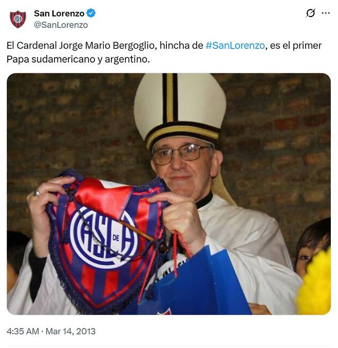 추기경 시절 산 로렌조의 문양을 들고 있는 베르골리오. 산 로렌조 엑스