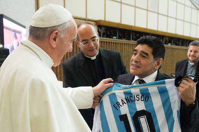 2014년 9월 로마에서 열린 평화를 위한 종교 간 경기를 앞두고 마라도나와 만난 프란치스코 교황. 당시 교황은 농담으로 마라도나에게 “도대체 어느 손이 문제였느냐?”고 물었다고 한다. AP=연합뉴스