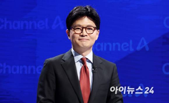 지난달 25일 오후 종로 동아미디어센터 채널A 오픈스튜디오에서 열린 국민의힘 대선 2차 경선TV토론에서 한동훈 예비후보가 방송 시작을 기다리고 있다. [사진=국회사진취재단]