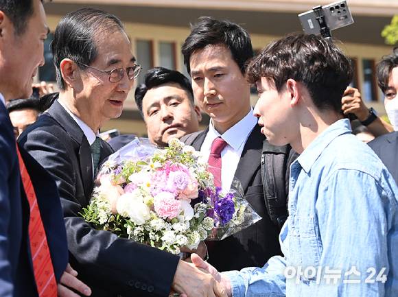 한덕수 전 국무총리가 지난 2일 오전 서울 여의도 국회 소통관에서 출마를 선언한 뒤 지지자로부터 꽃바구니를 받고 있다. [사진=곽영래 기자]