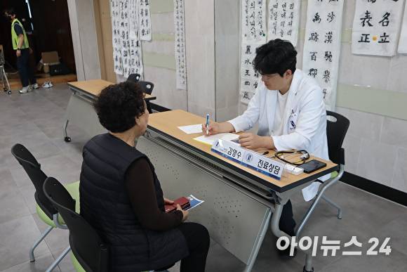 지난달 29일 에스포항병원이 호미곶면민복지회관을 찾아 의료취약지역 주민을 위한 '우리마을 건강데이' 의료봉사를 실시하고 있다. [사진=에스포항병원]