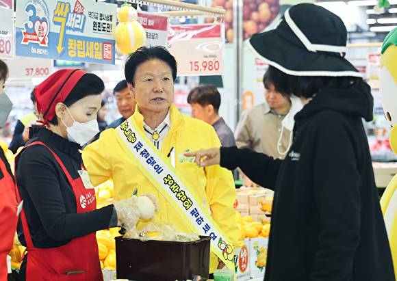 이병환 성주군수가 성주참외를 홍보하고 있다 [사진=성주군]