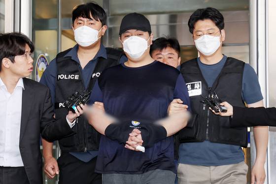 서울 강북구 미아동 마트에서 흉기를 휘둘러 1명을 살해하고 1명을 다치게 한 김성진(33·남)이 1일 오전 서울 검찰로 구속 송치되고 있다.  김 씨는 지난달 22일 4호선 미아역 인근 마트에서 흉기로 40대 여성 직원을 다치게 하고 60대 여성 손님을 숨지게 한 혐의를 받는다. 뉴스1