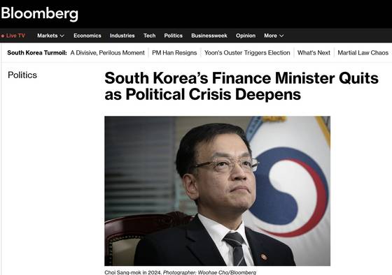 1일 블룸버그통신은 최상목 경제부총리 사임 등 한국의 정치 상황을 보도했다. 블룸버그통신 홈페이지 캡처
