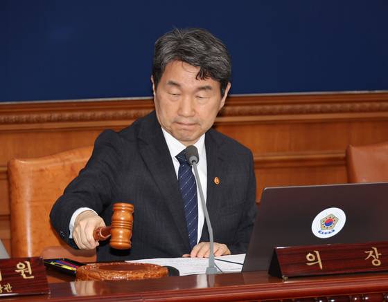 이주호 대통령 권한대행 부총리 겸 교육부 장관은 2일 정부서울청사로 출근하며 “대선을 한 달 앞둔 기간이기 때문에 공정한 선거관리에 중점을 두도록 하겠다”고 말했다. [사진 교육부]