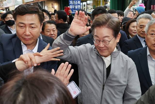 ▲ 더불어민주당 이재명 대선 후보가 ‘골목골목 경청투어’ 사흘째인 3일 강원도 양양군 양양시장에서 도민들과 악수 등 접촉을 피하며 인사를 나누고 있다. 연합뉴스