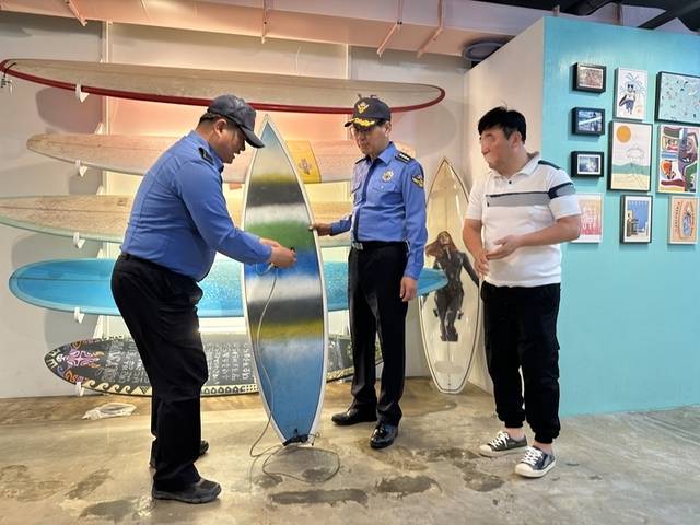 ▲ 박홍식 강릉해양경찰서장이 3일 강릉 사천진해변 서프사업장을 찾아 안전 점검을 하고 있다.