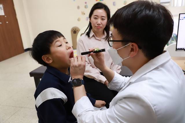 ▲ 군인가족 박경화氏가 아들 이상윤군의 진료를 위해 승리의원 소아청소년과를 찾아 진료를 받고 있다.