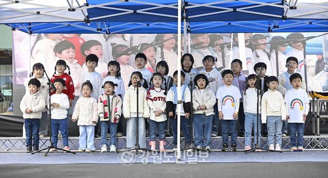 ▲ ‘제2회 평창 어린이 행복 페스티벌’이 2일 오전 서울대 평창캠퍼스 중앙광장에서 심재국 군수, 남진삼 군의장과 군의원, 김금숙 교육장, 김근태 소방서장과 지역의 각급 기관 단체장, 군내 어린이와 가족 등 500여명이 참가한 가운데 열렸다. 신현태