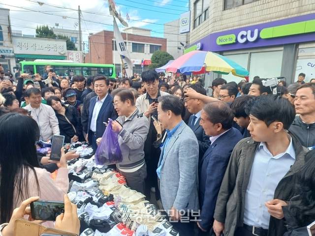 ▲ 더불어민주당 이재명 대선 후보는 3일 동해 북평5일장에서 ‘골목골목 경청투어’를 했다.