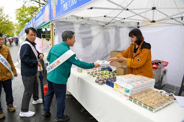 ▲ 서흥원 양구군수는 3일 오전 11시쯤 ‘2025 청춘 양구 곰취축제’가 열린 양구 서천 레포츠공원 일원에서 바가지요금 근절을 위해 캠패인 활동에 나서고 있다. 양구군청 제공