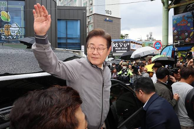 ▲ 더불어민주당 이재명 대선 후보가 '골목골목 경청투어' 사흘째인 3일 '동해안벨트' 첫 방문지인 강원도 속초시 중앙재래시장에서 강원도민들을 만난 뒤 차에 올라 인사하고 있다 [연합뉴스]