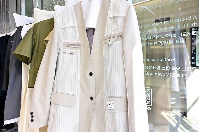 안감이 밖으로 나오도록 디자인한 래코드의 S/S 시즌 상품. 사진=이승재 기자