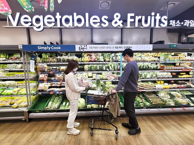 GS더프레시에서 소비자들이 채소 매대에서 상품을 고르고 있다. GS리테일 제공