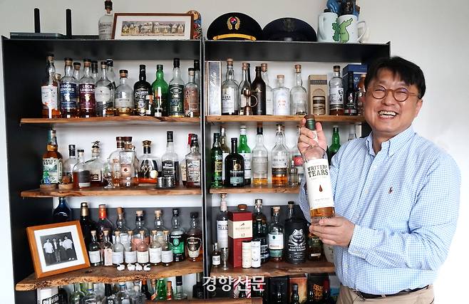 박병진 북스레브쿠헨·테일트리 코리아 대표가 글이 잘 써지지 않을 때 마신다는 위스키 라이터스 티어즈(Writers’ Tears)를 들어보이고 있다.