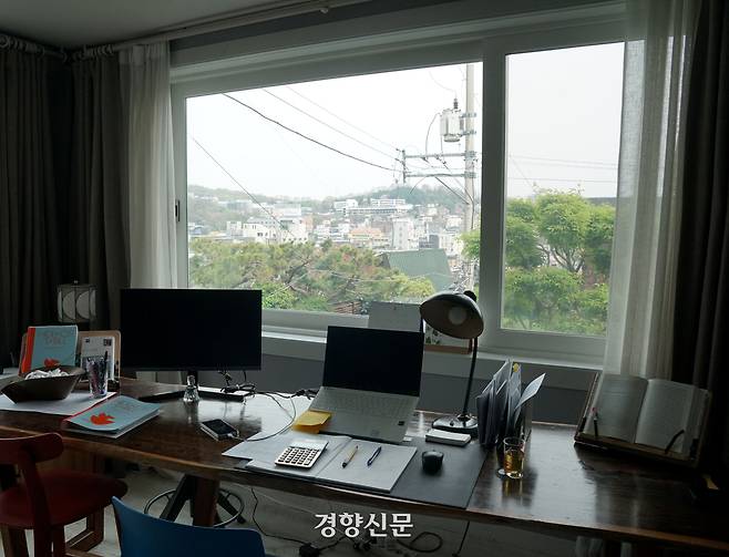 박 대표의 홈오피스 겸 서재. 왼편에 그의 출판사에서 처음으로 출간한 <히데코의 일본요리>가 보인다.