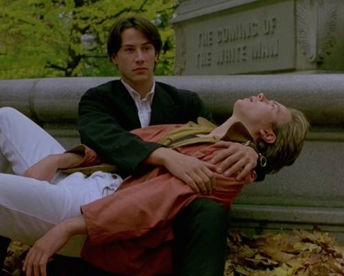 영화 <아이다호>에서 리버 피닉스가 연기한 마이크 워터스는 기면증을 앓고 있다. 그의  기면증은 단순히 잠에 갑자기 빠져드는 증상으로 묘사되는 것을 넘어 심리적 상태와 깊이 연결되어 있다. 스트레스, 불안, 혹은 과거의 트라우마을 떠올릴 때 기면증 발작을 일으킨다. 워너 브라더스 코리아