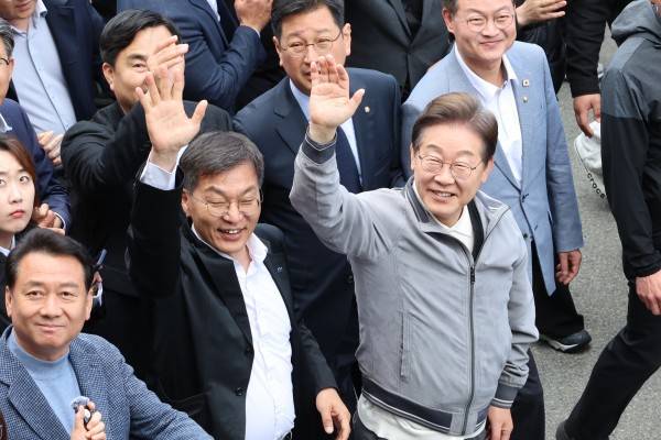 더불어민주당 이재명 대선 후보가 '골목골목 경청투어' 사흘째인 3일 강원도 동해안 지역의 민심을 공략하기 위해 강릉 안목해변을 찾아 이광재 전 강원지사 등과 함께 도민, 관광객들에게 지지를 호소하고 있다. 연합뉴스