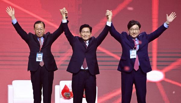 국민의힘 대선 후보로 선출된 김문수 후보가 3일 경기 고양시 킨텍스에서 열린 국민의힘 전당대회에서 인사하고 있다. 왼쪽부터 권영세 비대위원장, 김 후보, 권성동 원내대표. 연합뉴스