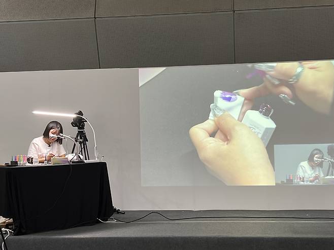 Kim Sun-young, who heads nail art brand Diami, presents a session on achieving a juicy glow gradient. (Park Jun-hee/The Korea Herald)