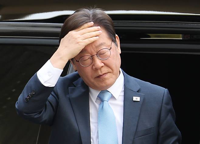 이재명 더불어민주당 대선 후보가 지난달 15일 서울 서초구 서울중앙지방법원에서 열린 '대장동 배임·성남FC 뇌물' 1심 공판에 출석하고 있다. 연합뉴스