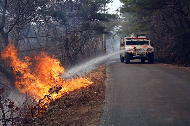 지난 3월 경북 의성군 안평면에서 발생한 산불을 진화하는 다목적산불진화차. 산림청