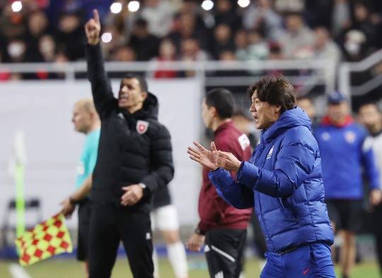 작전 지시 내리는 홍명보 감독. 사진[연합뉴스]