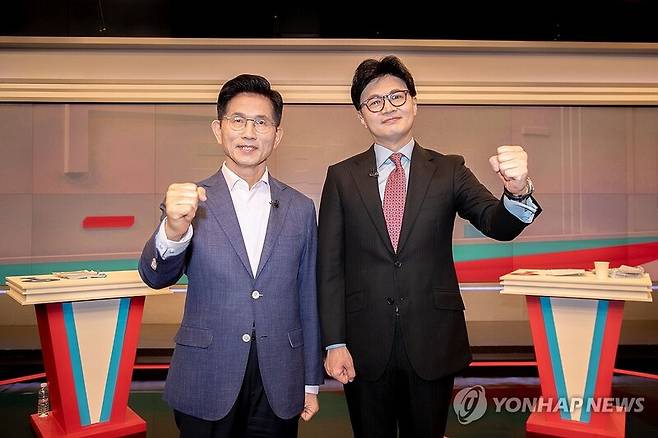 지난달 30일 TV토론에 앞서 포즈 취하는 김문수·한동훈 후보 / 사진 = 연합뉴스