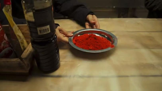 러시아 쿠르스크 북한군 숙소 식당 식탁에 고춧가루가 놓여있다. [사진 = 마리나 김 텔레크램 캡처, 연합뉴스]