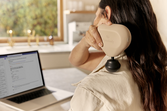 테라건 미니 3세대(Theragun mini 3.0) 사용 이미지. [사진출처=테라바디]