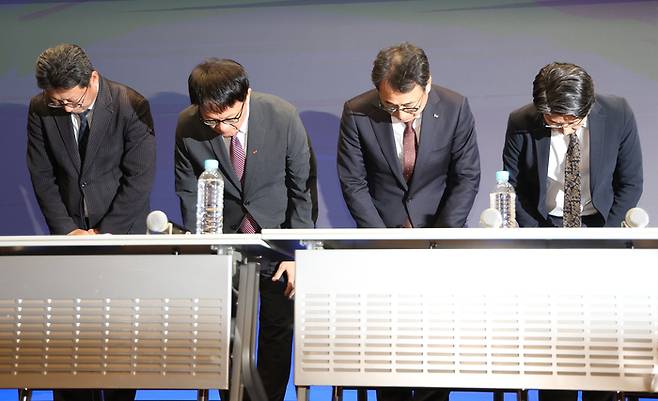 유영상 SK텔레콤 대표이사(왼쪽 세번째)를 포함한 경영진이 2일 서울 중구 SKT타워에서 열린 유심 정보 유출 관련 일일 브리핑에서 허리 숙여 사과하고 있다. [연합뉴스]