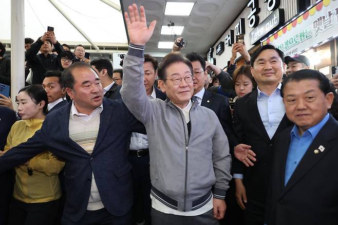 더불어민주당 이재명 대선 후보가 ‘골목골목 경청투어’ 사흘째인 3일 ‘동해안벨트’ 첫 방문지인 강원도 속초시 중앙재래시장에서 도민들에게 인사하고 있다. [사진=연합뉴스]