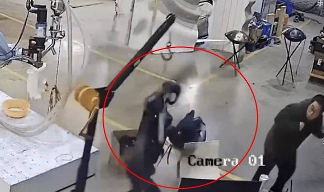 인간을 닮은 휴머노이드 로봇이 통제불능 상태로 ‘난동’을 부리는 모습 [사진 = SOH 갈무리]