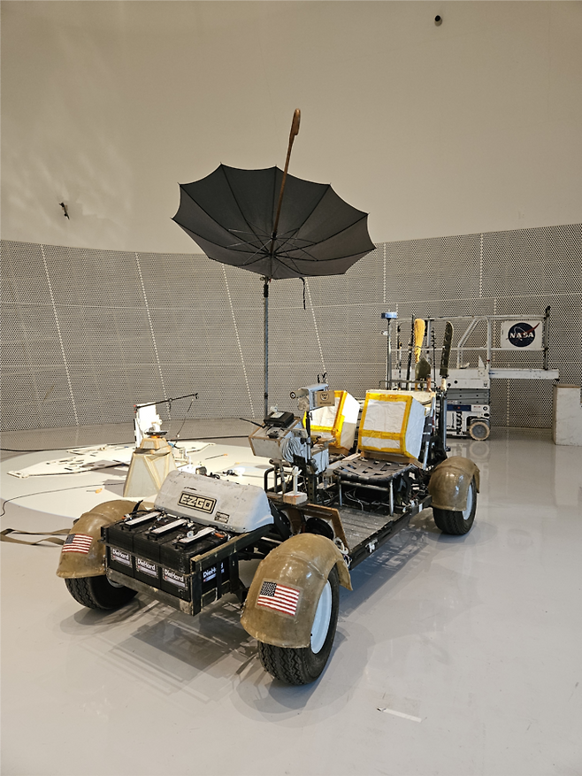 화성 탐사 임무에서 활용되는 로버를 재해석한 톰 삭스의 ‘Mars Excursion Roving Vehicle(MERV)’(2010-2012). 우산과 삽, 빗자루, 톱 등 일상 사물로 만들어졌다. 송경은 기자