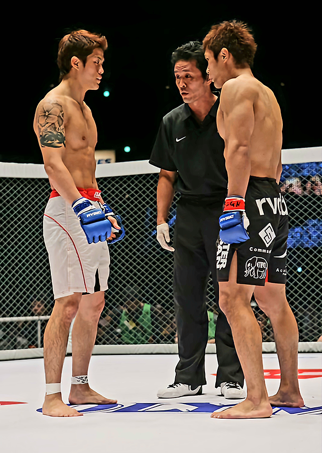 ‘바키’ 박원식이 2009년 10월 일본 오사카조 홀 관중 1만112명이 보는 가운데 드림 12 라이트급 5분×3라운드 경기 시작에 앞서 레프리로부터 주의 사항 등을 듣고 있다. 오른쪽은 UFC 웰터급 4전 출신 히로나카 구니요시. 사진=FEG