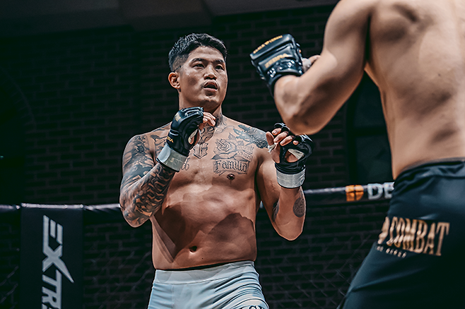 ‘코리안 갱스터’ 박원식이 2024년 10월 블랙컴뱃 라이즈 5 메인이벤트 웰터급 경기에서 MBC ‘겁 없는 녀석들’ 우승자 전창근을 상대하고 있다. 사진=이데아 파라곤 제공