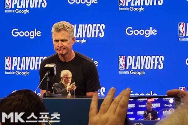 스티브 커 골든스테이트 감독이 포포비치 감독을 기념하는 티셔츠를 입고 기자회견을 갖고 있다. 사진(美 샌프란시스코)= 김재호 특파원