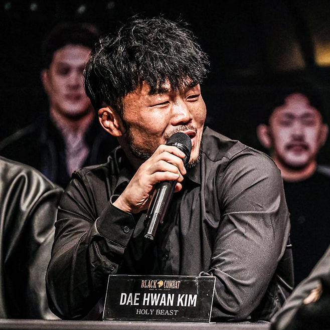 ‘홀리 비스트’ 김대환이 2025년 4월 서울특별시 롯데시네마 월드타워점 4관 블랙컴뱃 14 미디어데이에서 말하고 있다. 사진=이데아 파라곤