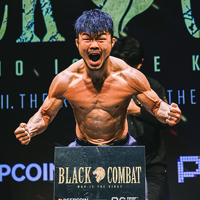 ‘홀리 비스트’ 김대환이 2024년 9월 서울특별시 아이파크몰 용산점 대원미디어홀 블랙컴뱃 12 미디어데이에서 계체 퍼포먼스를 하고 있다. 사진=이데아 파라곤