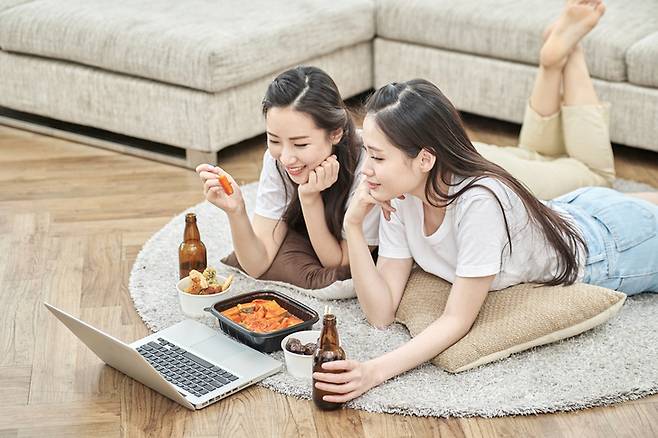 10명 중 3명이 5월 황금 연휴에 '집에서 휴식'을 취할 계획이라는 설문조사 결과가 나왔다. /사진=게티이미지뱅크.